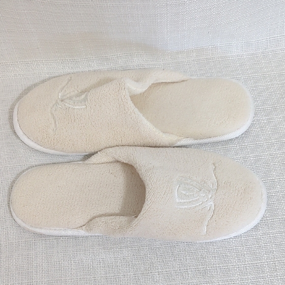 New Wynn Resorts Las Vegas Cream Slippers with Embroidered Logo Size 6/7 Small - Picture 6 of 6